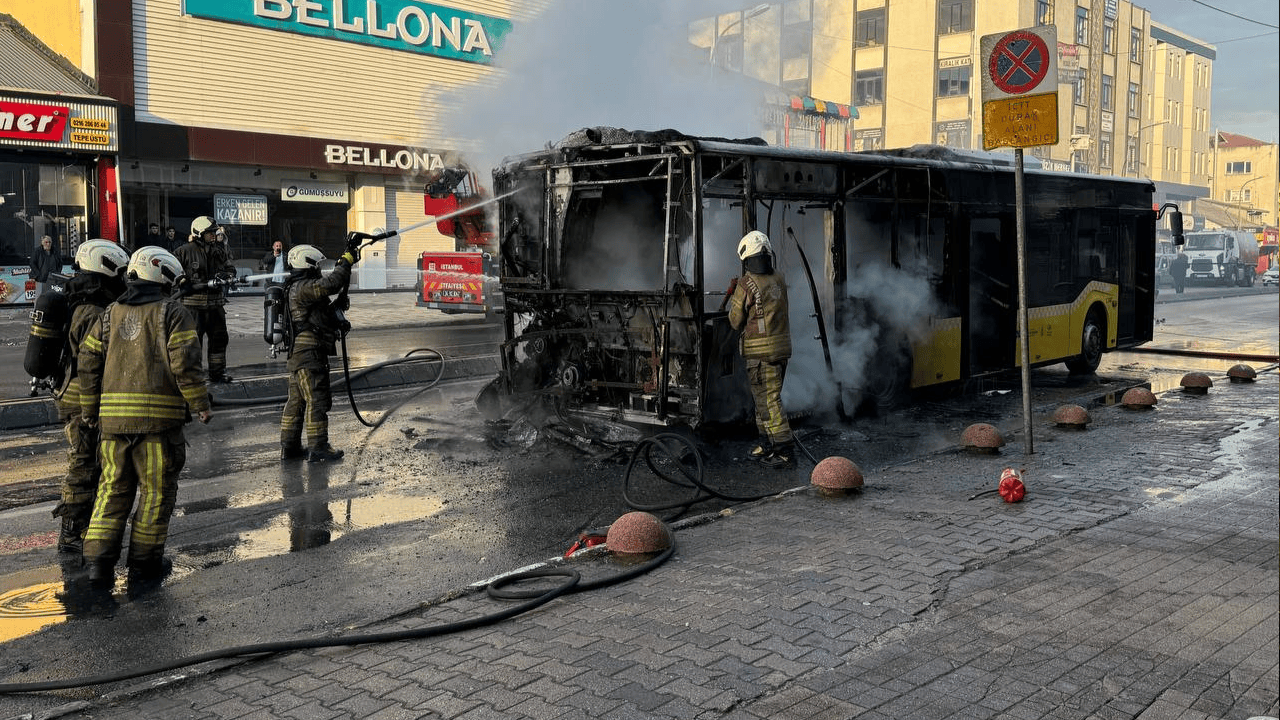 Yine yangın! Ümraniye'de İETT otobüsü yanarak kullanılamaz hale geldi...