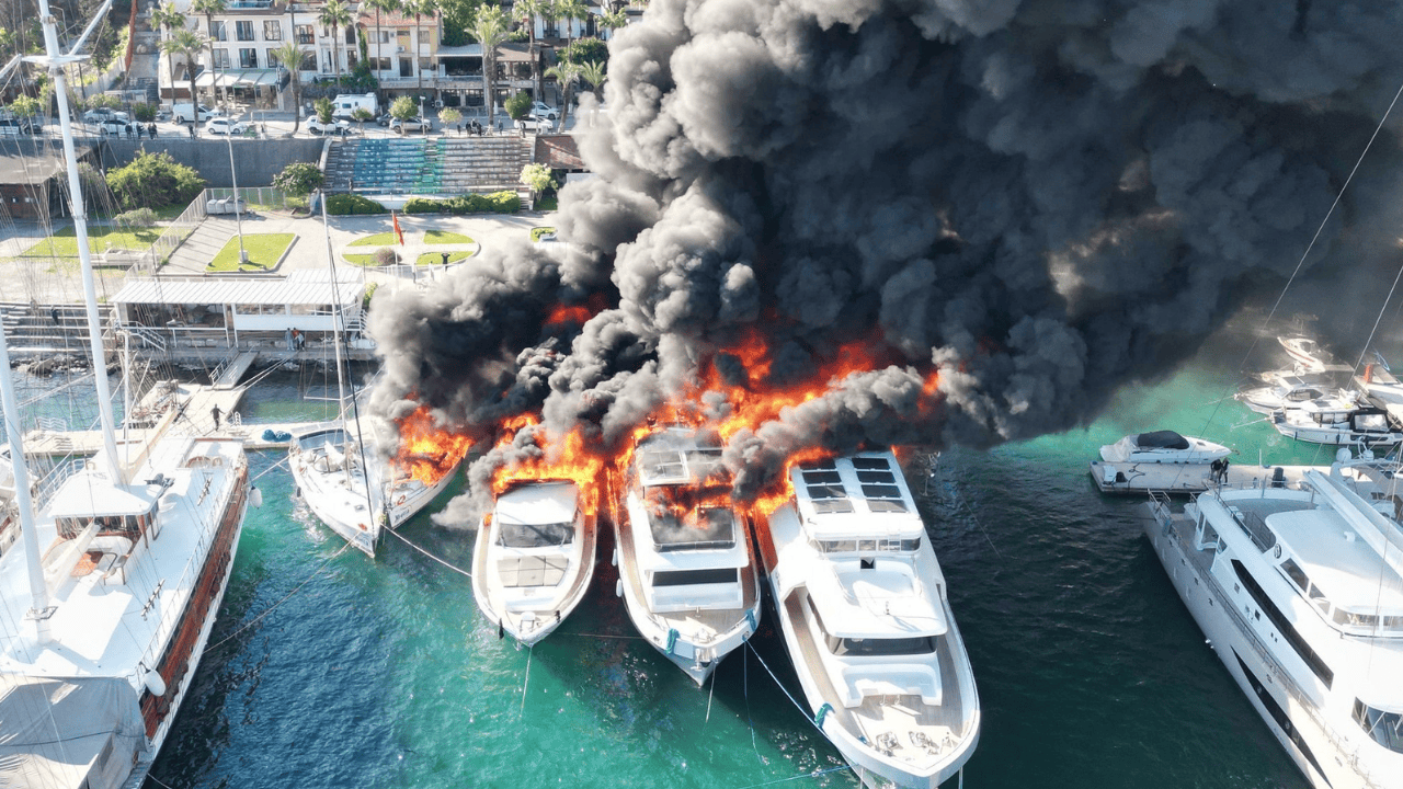 Fethiye'de dört tekneyi küle döndü!