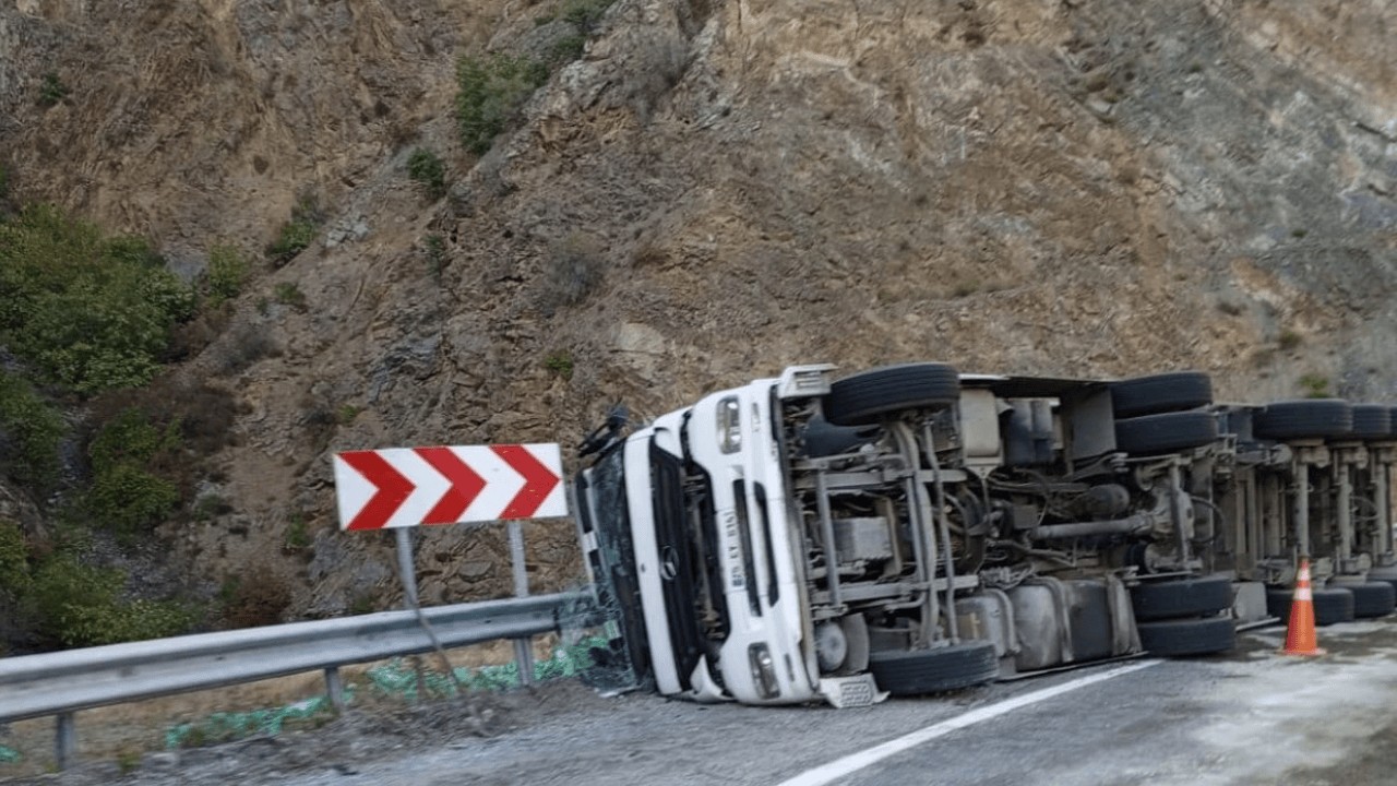 Sebze yüklü tır devrildi: Sürücü tırda sıkıştı...