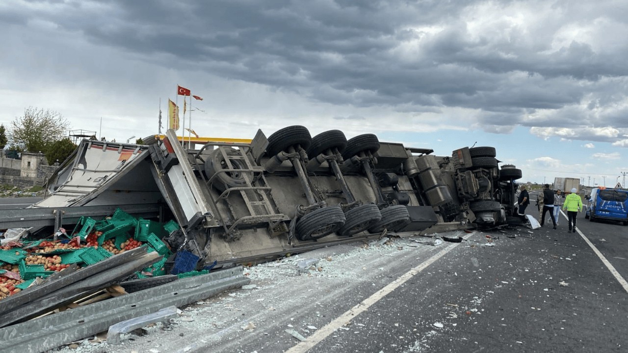 Diyarbakır’da devrilen elma yüklü TIR’ın şoförü yaşamını yitirdi