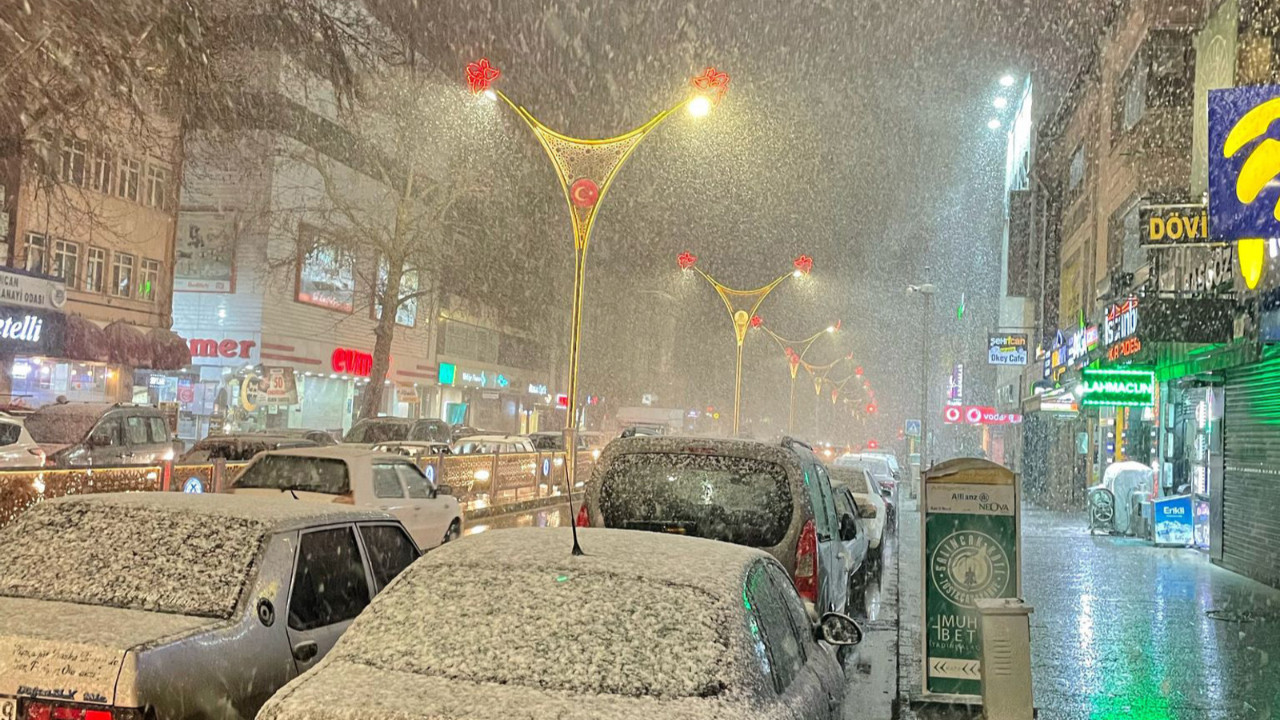 Erzincan'da kar sürücülere zor anlar yaşattı!