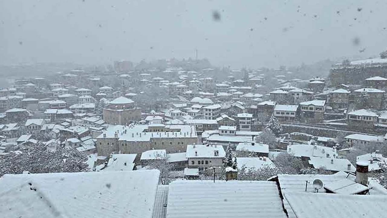 Karabük 14 Nisan'da okullar tatil mi? Pazartesi Karabük'te okullara kar tatili var mı?