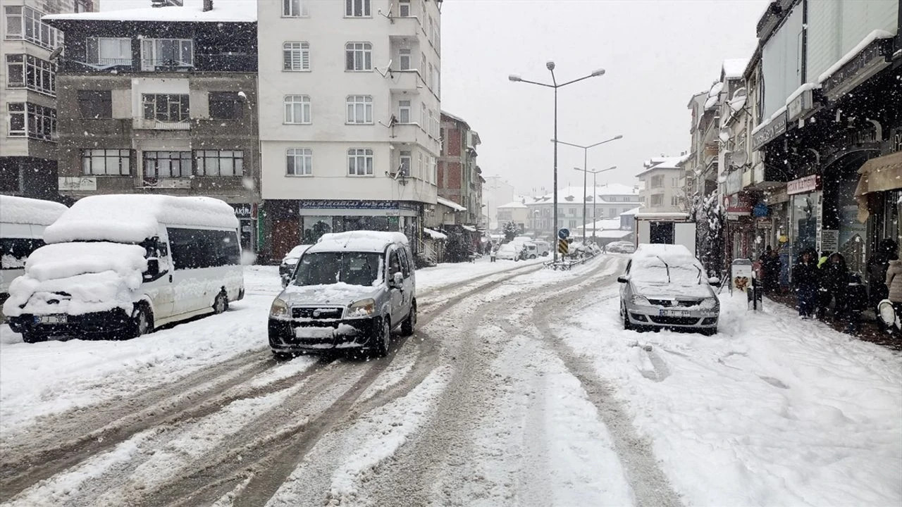 Sinop 14 Nisan'da okullar tatil mi? Pazartesi Sinop'ta okullara kar tatili var mı?