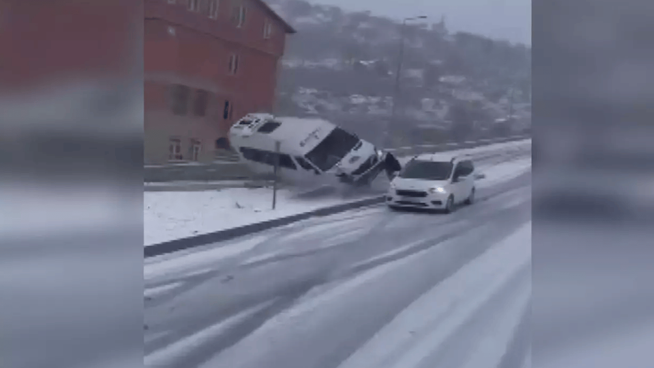 Kayseri'de kar nedeniyle minibüs devrildi, o anlar kamerada!