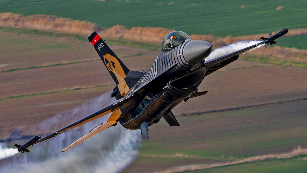 Savaş uçakları neden uçuyor? 14 Nisan Solo Türk saygu uçuşu nerede?