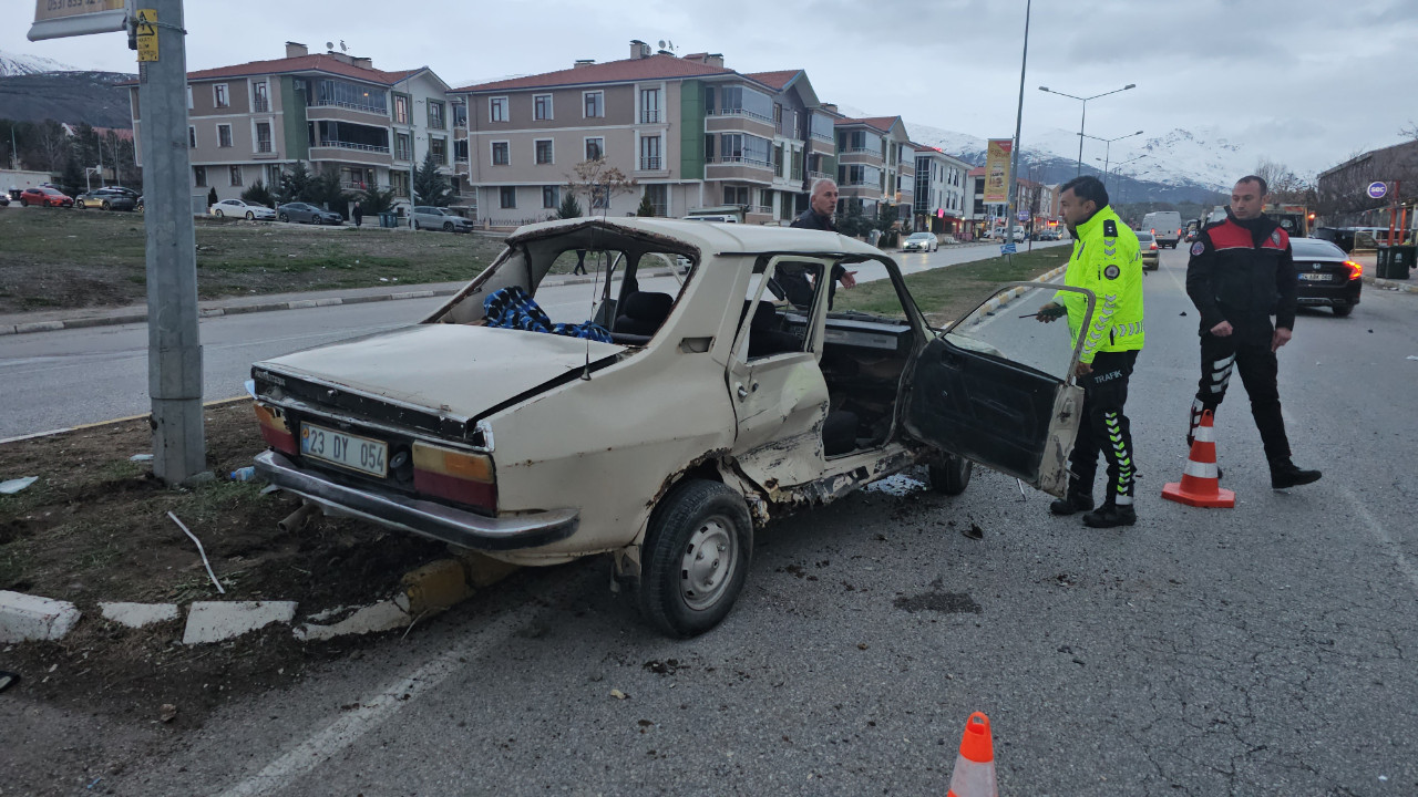 Erzincan’da hafif ticari araçla otomobil çarpıştı