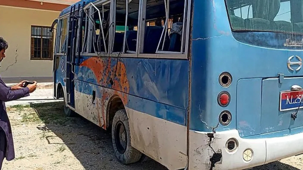 Pakistan'da bombalı saldırı! 3 polis hayatını kaybetti