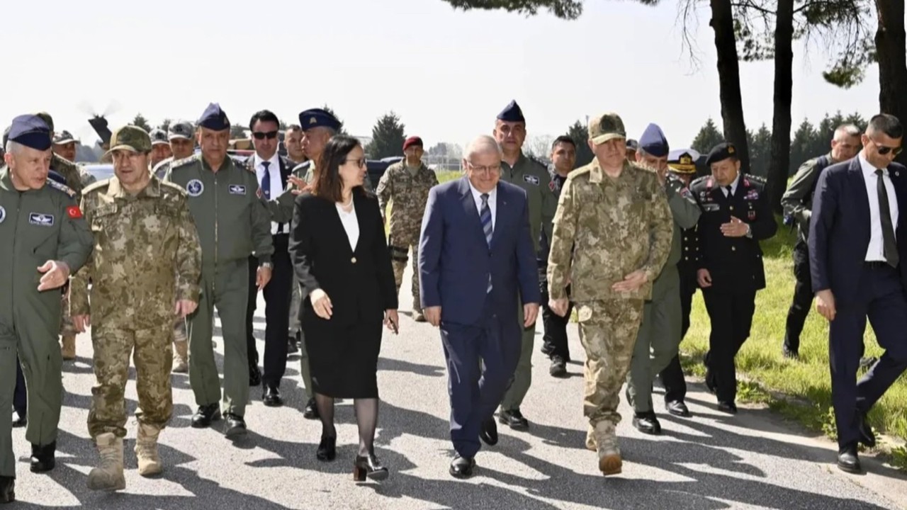 Bakan Güler, Yalova'da Hava Meydan Komutanlığı'nı inceledi