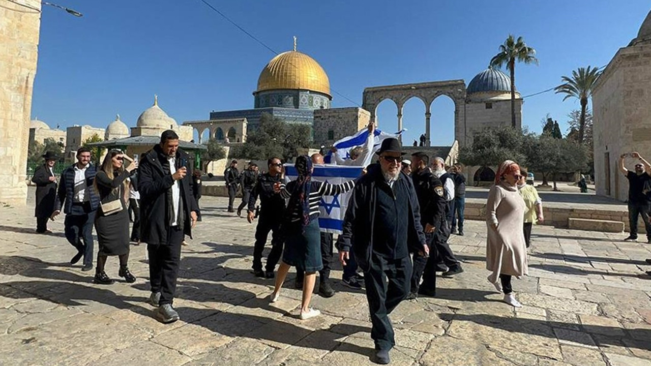 İsrail'den tahrik üstüne tahrik! Fanatik Yahudiler Aksa'ya yeniden baskın düzenledi