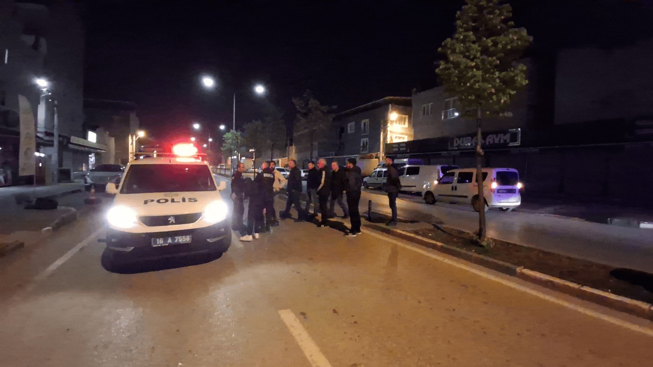 Kimlik sorgusunda kaçmak için mahalle bekçisini bıçakladılar