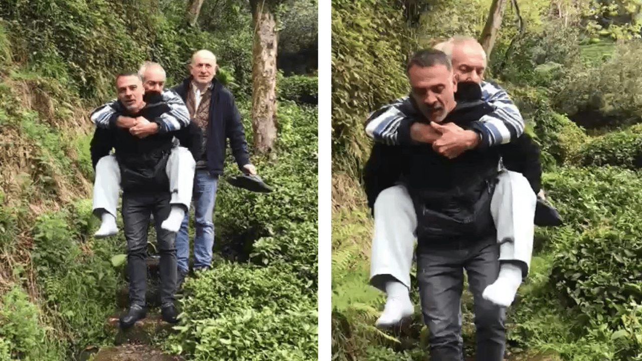 Muhtar, evine yol gitmeyen hasta köylüsünü sırtında taşıdı