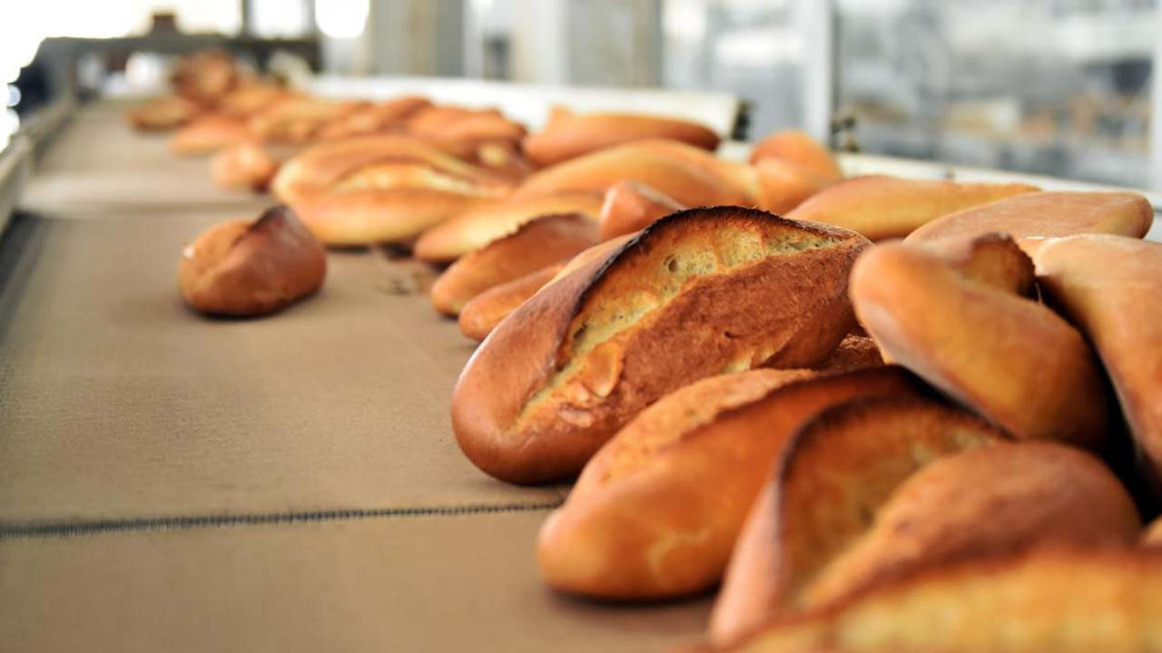 Afyon'da sudan ucuza ekmek! 8 liralık fiyatı görenler 'O' fırına akın ediyor