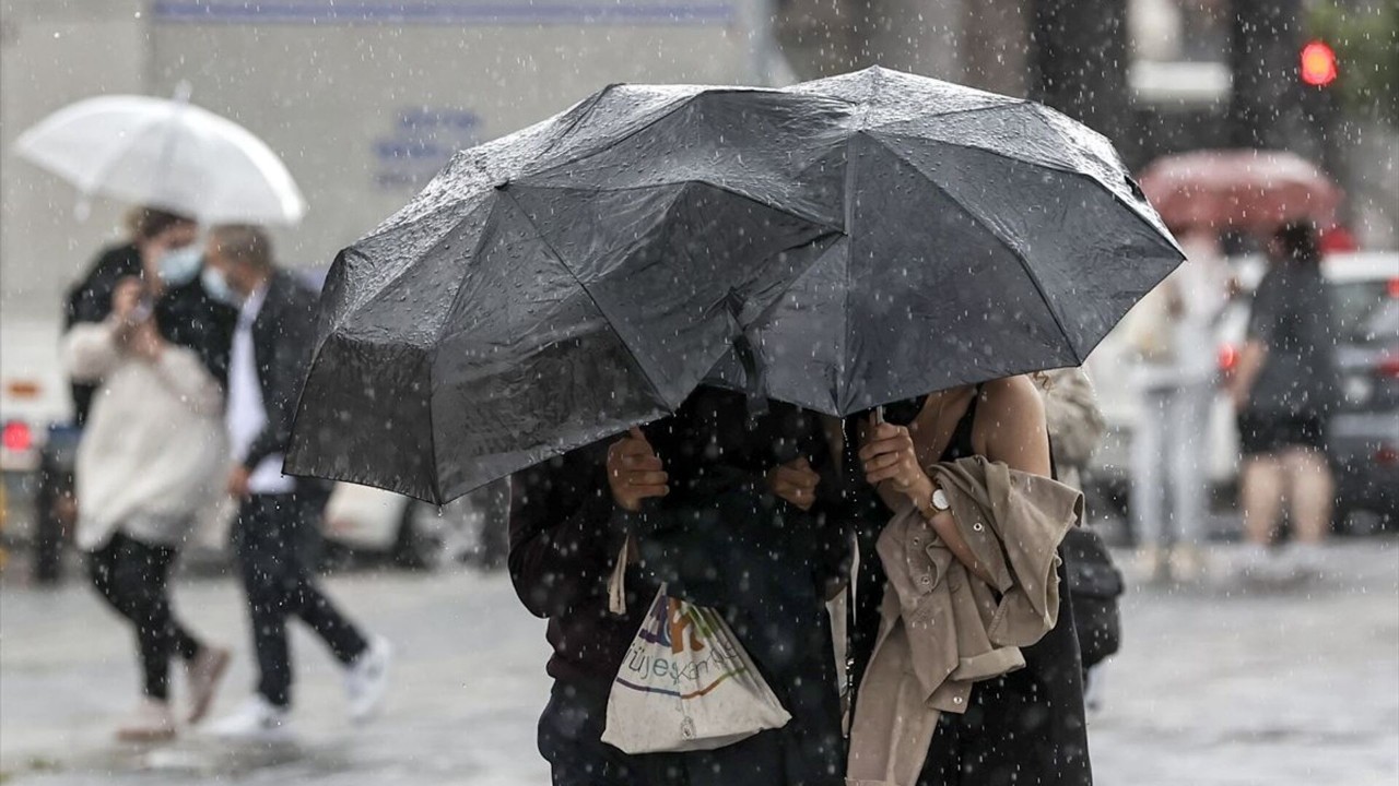 Meteoroloji uyardı! Sıcaklıklar düşüyor, kırkikindi yağmurları başlıyor! 19 Nisan 2025 Cumartesi hava durumu nasıl?