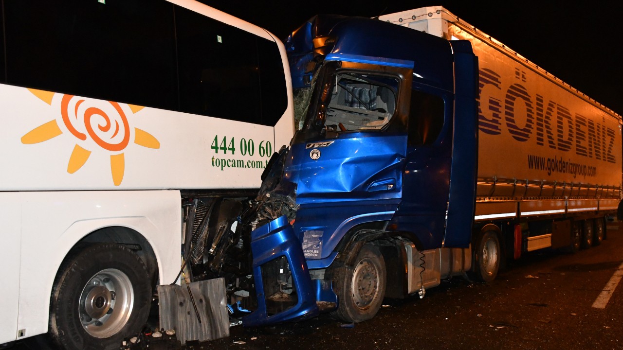 Bilecik'te feci kaza! 13 kişi yaralandı