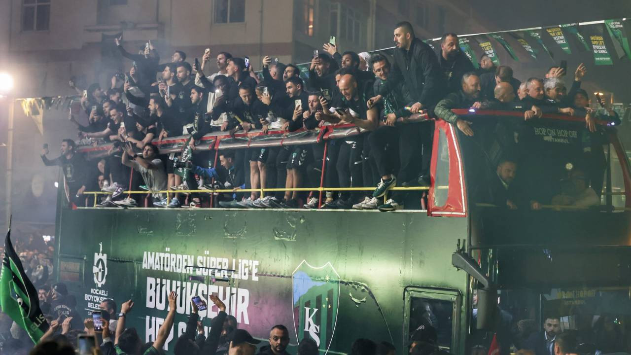Kocaelispor'da şampiyonluk coşkusu! Kentte kutlama yapıldı