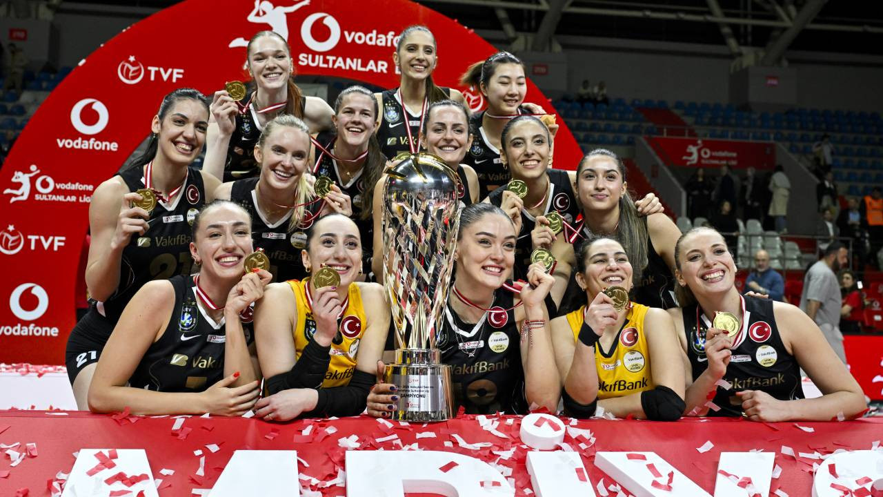 Vodafone Sultanlar Ligi'nde şampiyon VakıfBank! Sarı-siyahlılar, Fenerbahçe Medicana'yı 3-0 mağlup etti