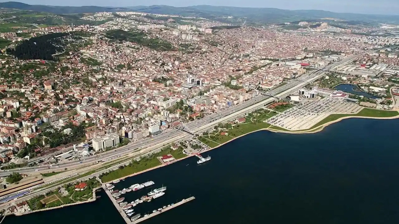 Deprem Kocaeli'den de hissedildi! Yalın ayak sokaklara koştular