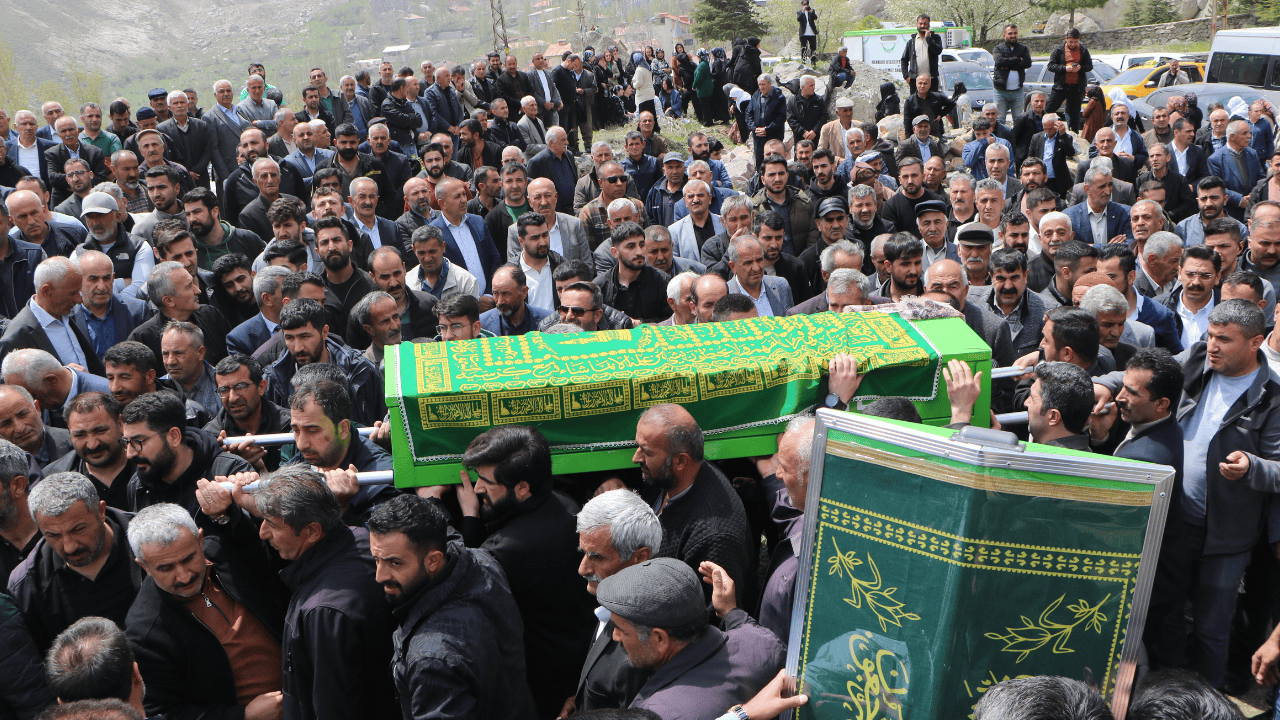 Van'da feci kaza: Yaşamını yitiren 6 kişi gözyaşlarıyla uğurlandı