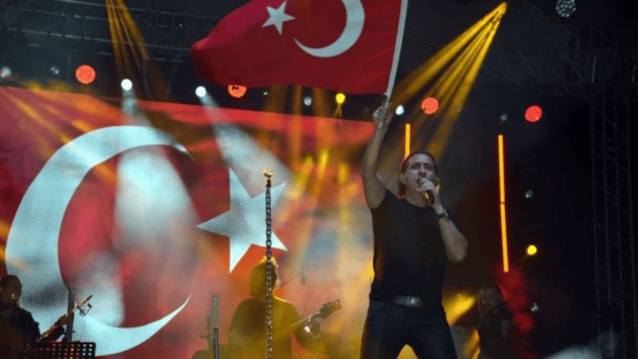 Antalya'da Kıraç konseri yoğun ilgi gördü