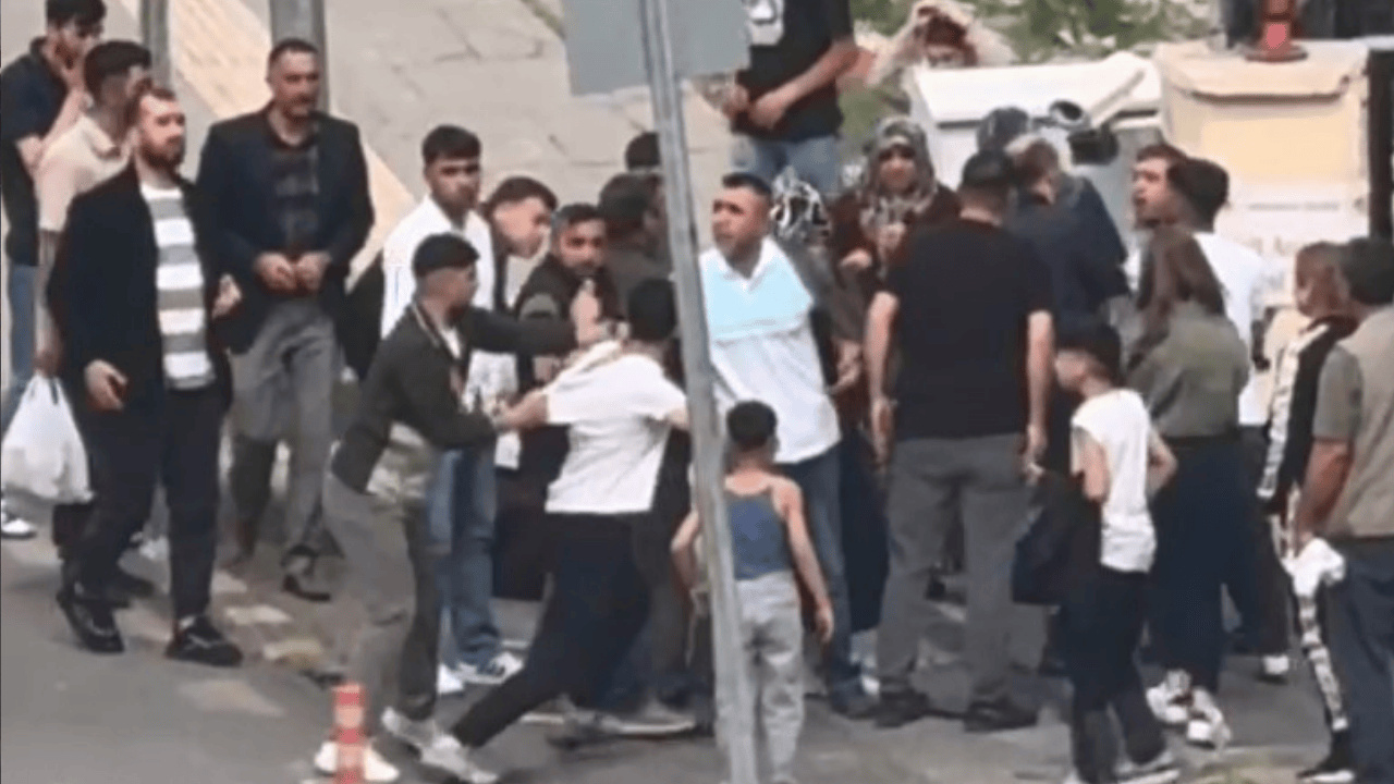 Diyarbakır'da iki aile tekme yumrukla birbirine girdi!