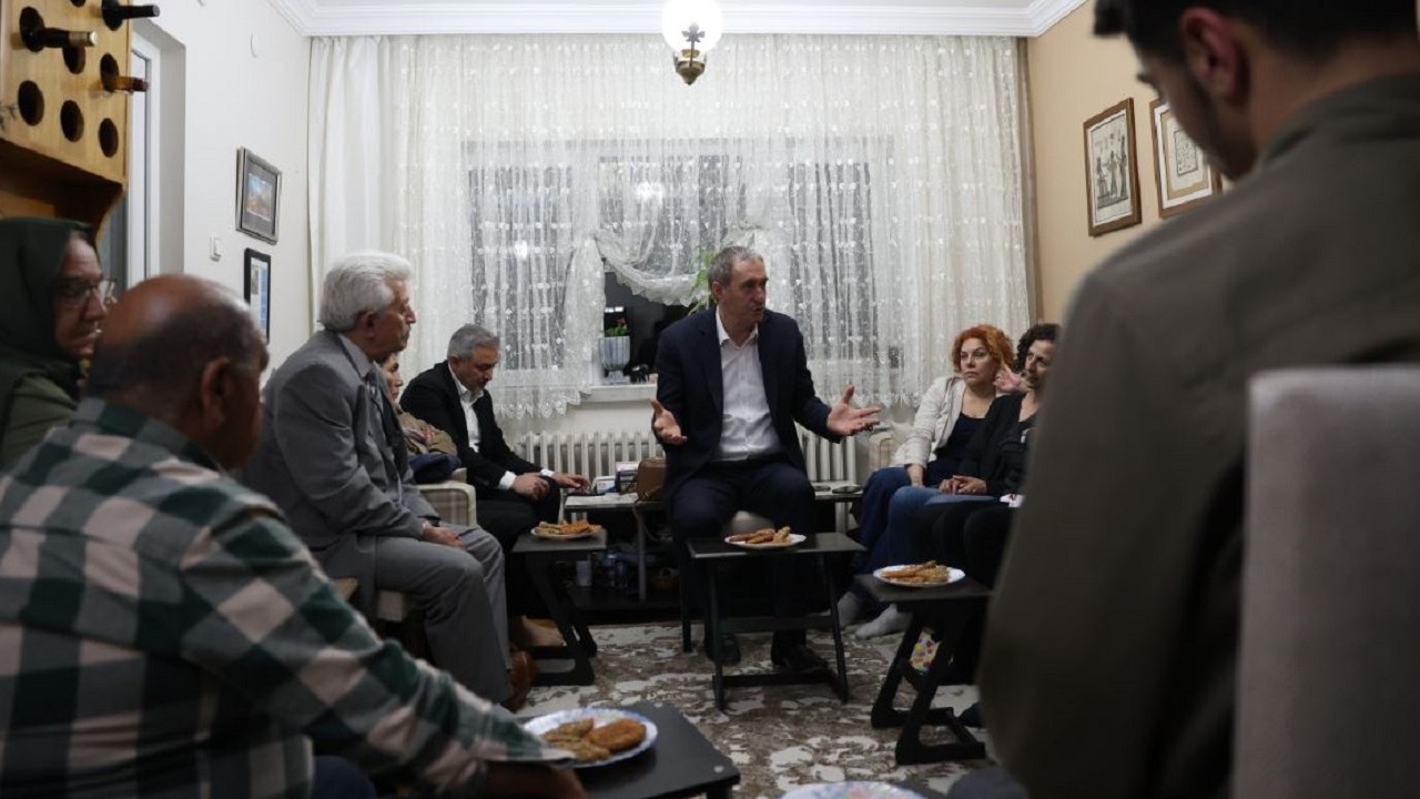 DEM Parti, Öcalan’ın çağrısını anlatmak için evleri ziyaret ediyor