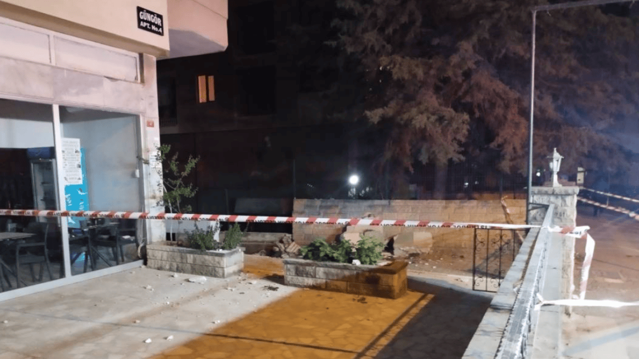 Kadıköy'de korkutan anlar: Binanın balkonu çöktü, bina mühürlendi