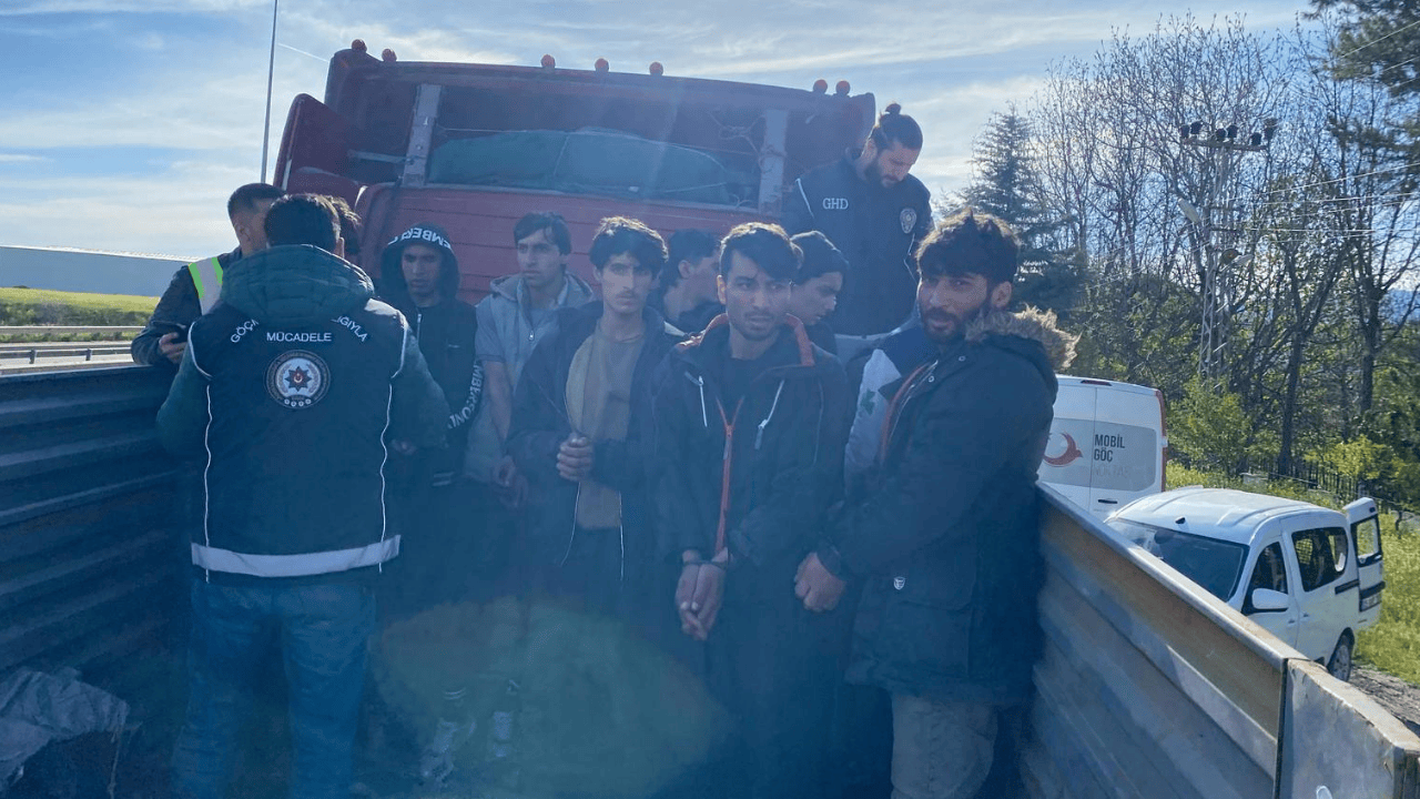 TIR'ın dorsesinde 10 kaçak göçmen yakalandı: Sürücü gözaltına alındı