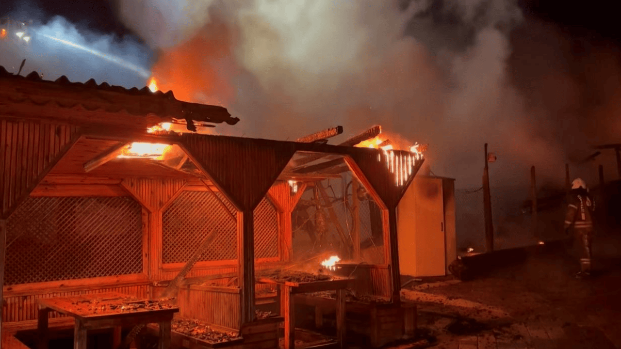 İstanbul'da yangın faciası: 6 restoran kül oldu, 1'i itfaiye eri 3 kişi yaralı!