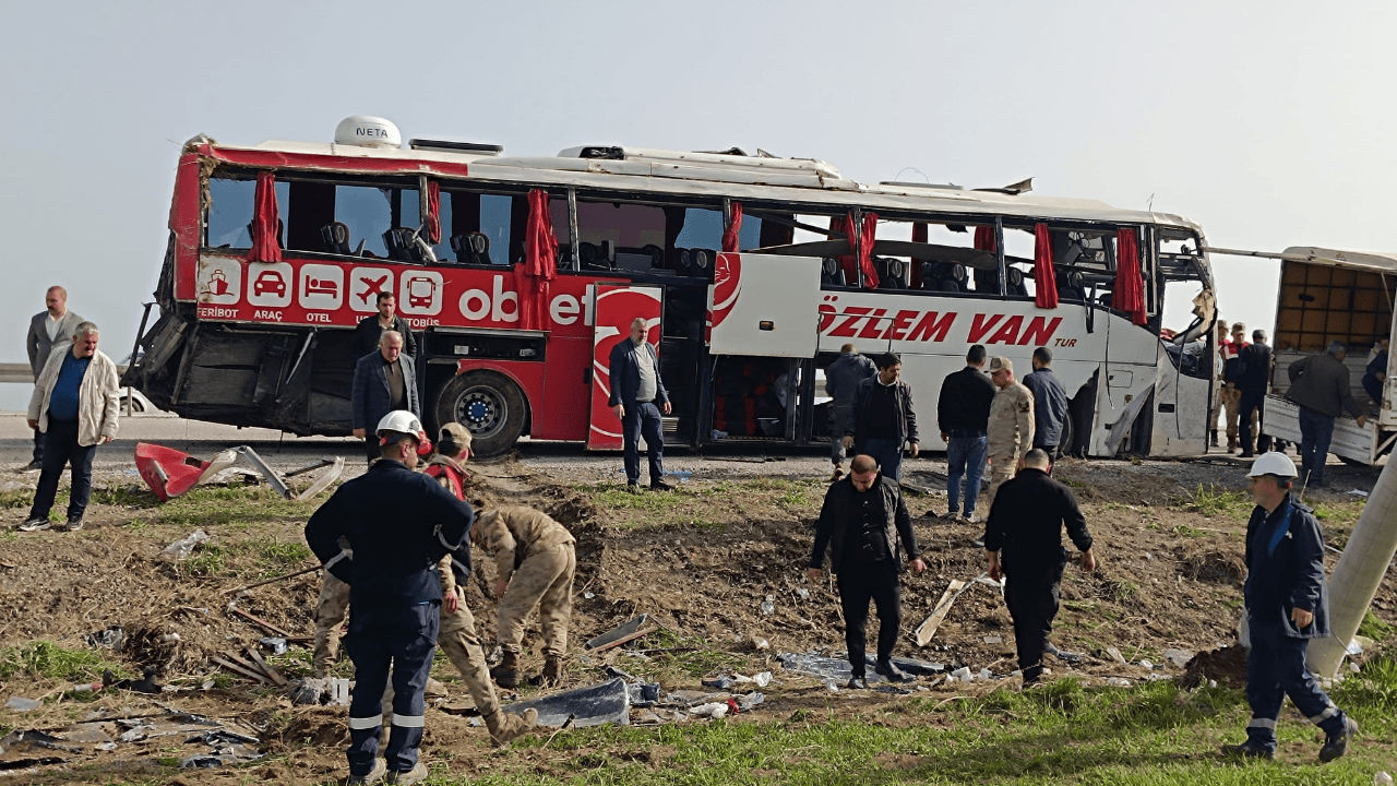 Van'da korkunç kaza: 28 kişi yaralandı