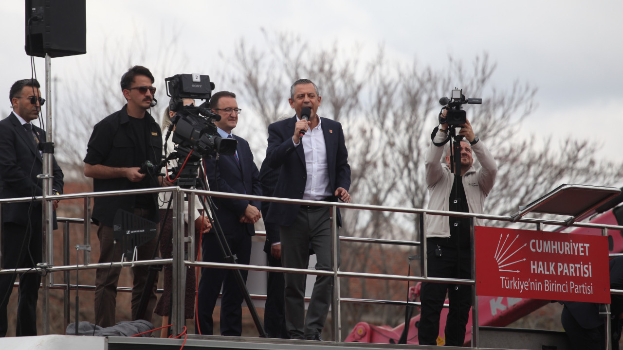 CHP Lideri Özgür Özel Konya’da: ‘Biz buraya kavgaya değil, kucaklaşmaya geldik’