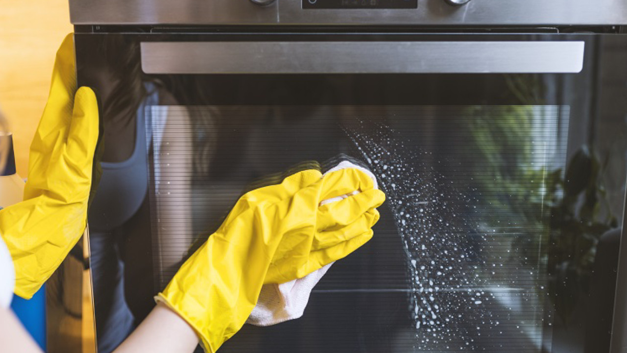 Fırın temizliğinde mucize formül! Kir ve yağları saniyesinde çıkarıyor! İşte o sihirli yöntem