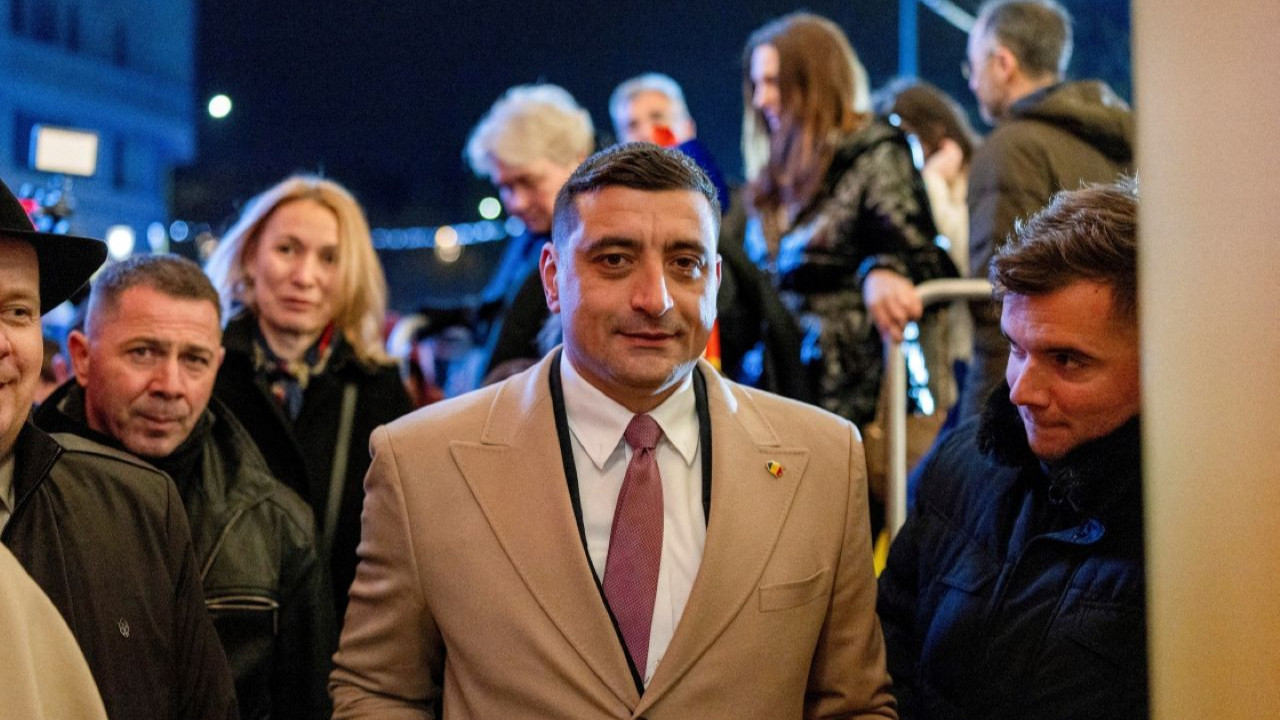 Ukrayna ve Moldova'ya girişi yasaklanan Rumen lider Simion Romanya'da cumhurbaşkanlığı seçimlerinin ilk turunu kazandı... Yasaklı lider Georgescu ile poz verdi