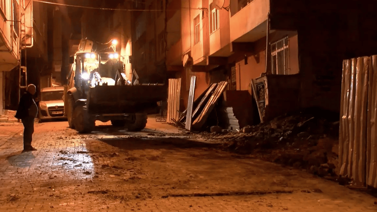 Bağcılar'da korkutan görüntü: Beş katlı bina yana doğru eğildi, bina boşaltıldı