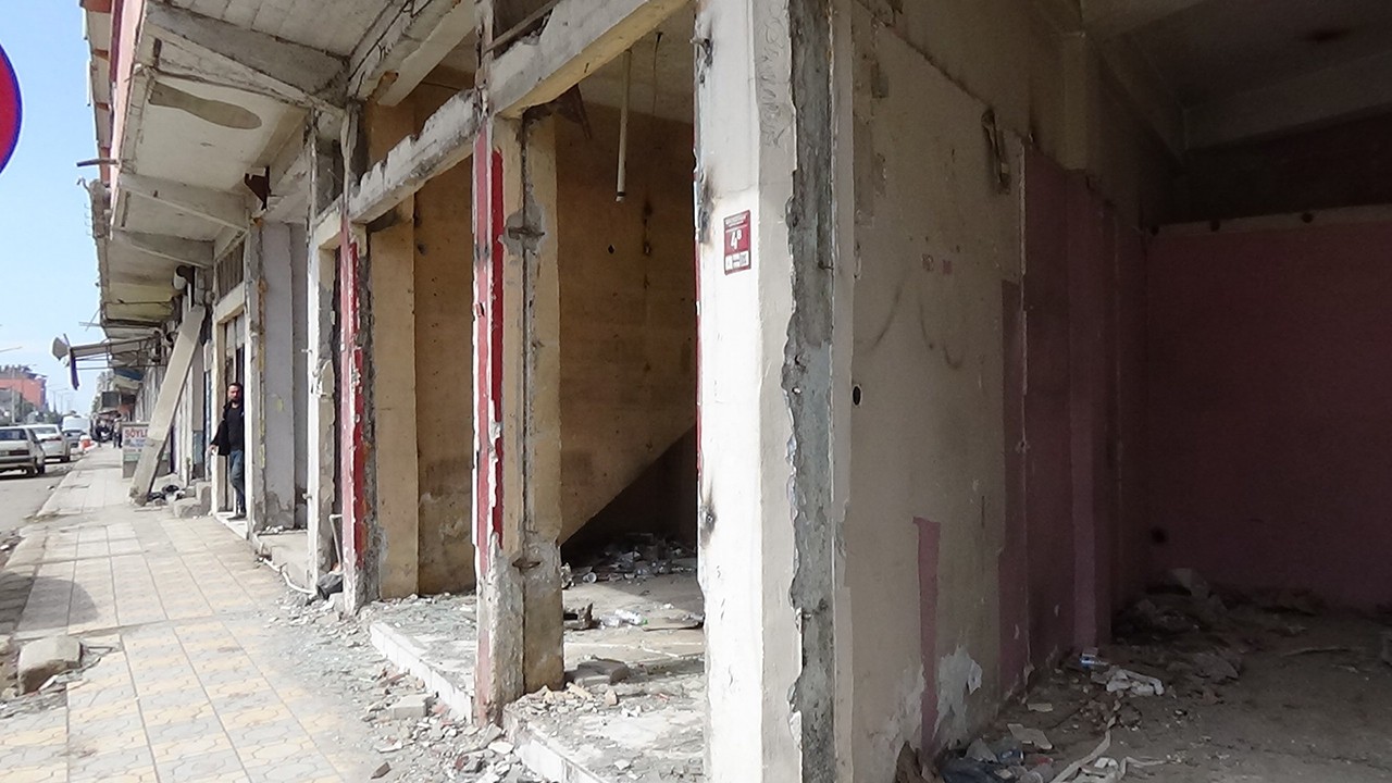 Kırıkhan esnafı, iki yıldır yıkıntılar arasında! ‘Çıkın’ diyorlar yer göstermiyorlar