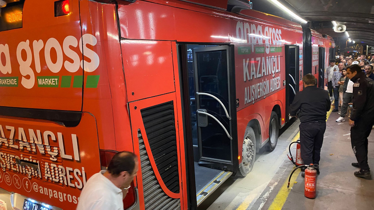 Metrobüste yangın! Yolcular panik oldu! İstanbul haberleri! İstanbul son dakika! İstanbul son haberleri