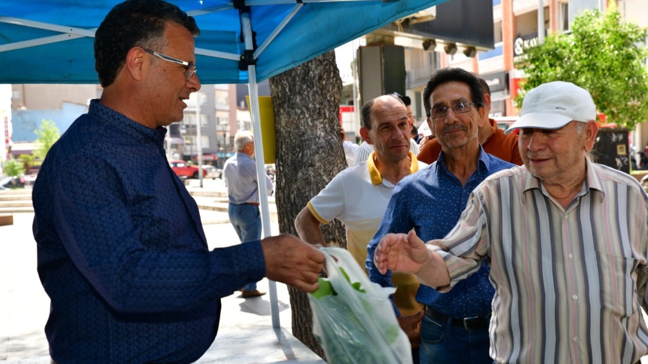 Manisa'nın Alaşehir ilçesinde bedava dağıtılıyor! Manisa haberleri, Alaşehir haberleri