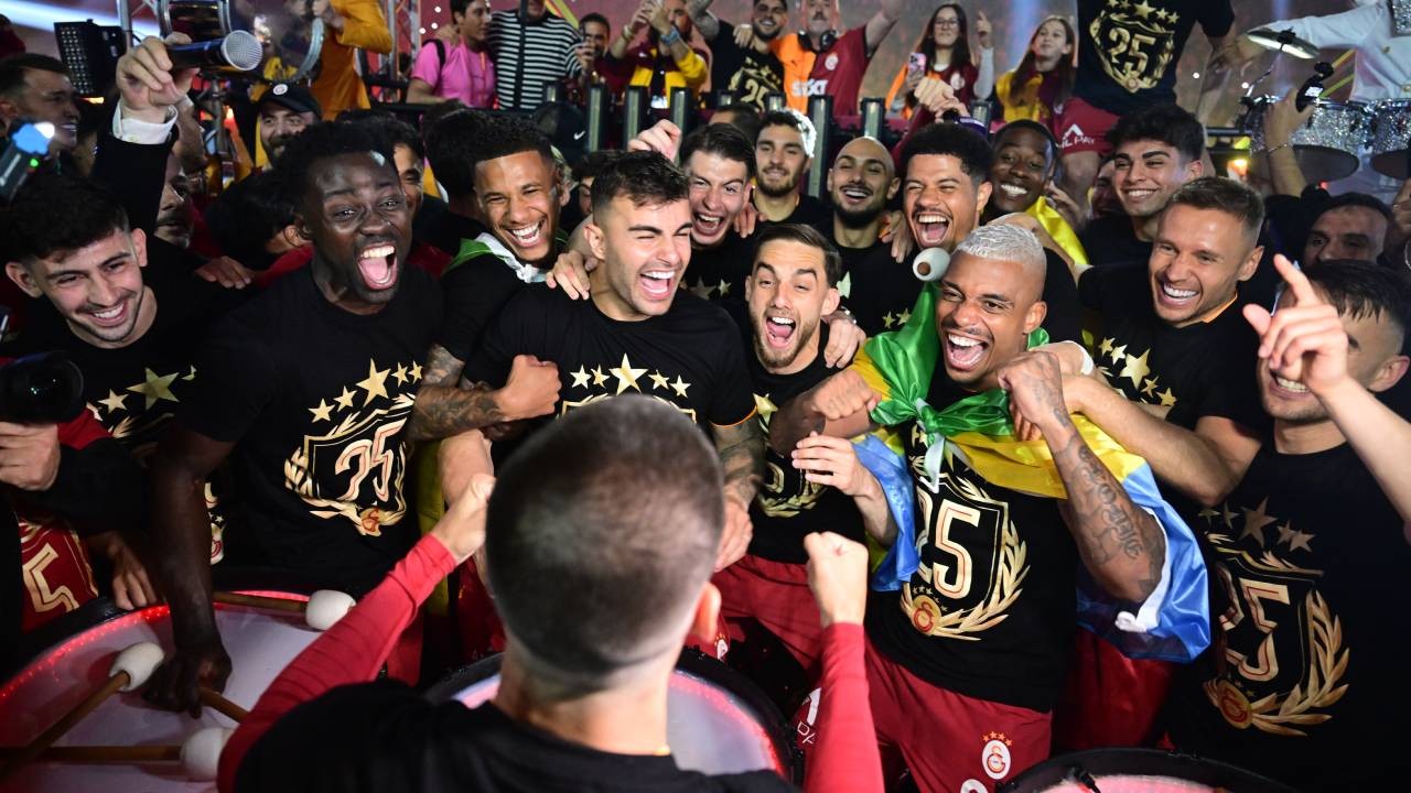 Galatasaray, 25. şampiyonluğunu taraftarlarıyla kutladı
