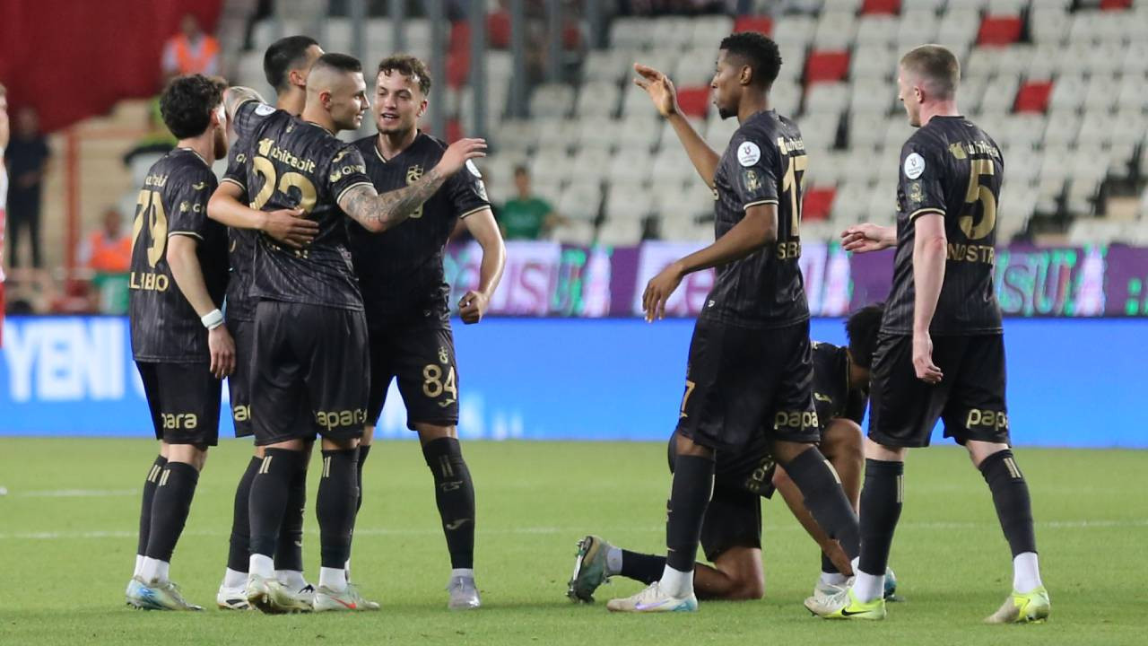 Trabzonspor, deplasmanda Antalyaspor'u 2-0'la geçti