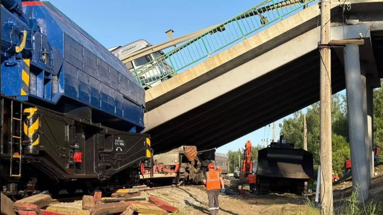 Köprü trenin üzerine çöktü: 7 kişi hayatını kaybetti, 69 kişi yaralandı