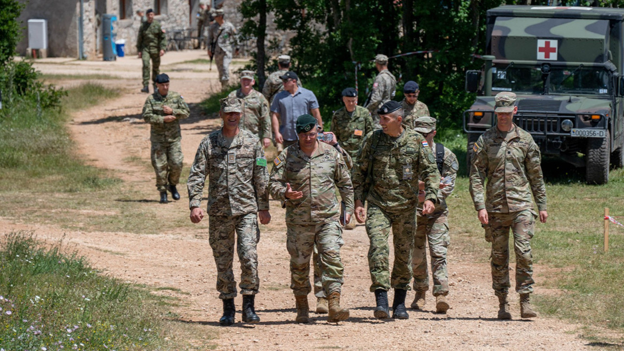 NATO komutanı tatbikat sahasında