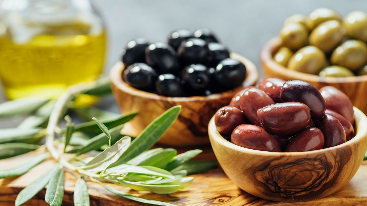 Üzerine bir kaşık eklerseniz zeytin asla bozulmuyor! Ne küfleniyor ne de yumuşuyor