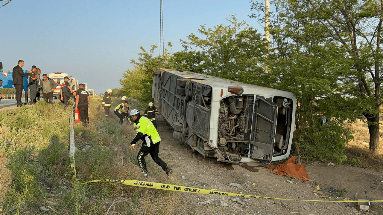 Bayramda acı haber Konya'dan geldi: Otobüs devrildi, ölü ve yaralılar var!