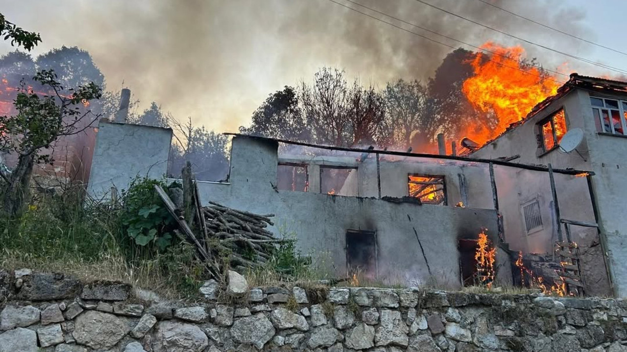 Amasya'da yangın! 4 ev kullanılamaz hale geldi