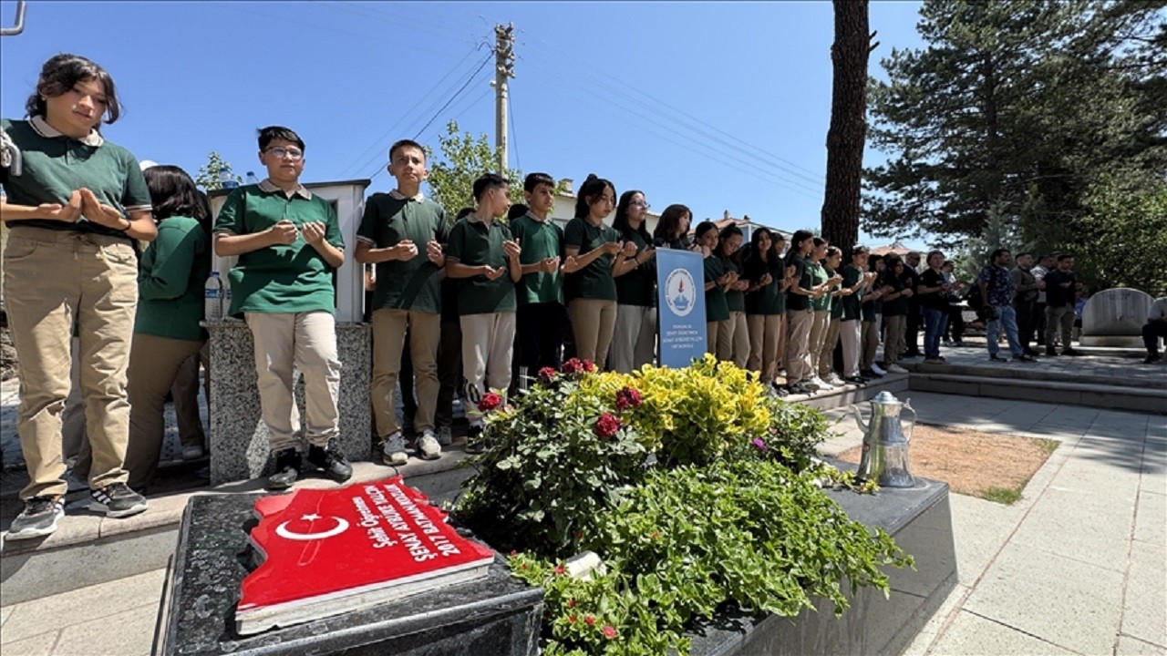 Şehit öğretmen Şenay Aybüke Yalçın, kabri başında anıldı