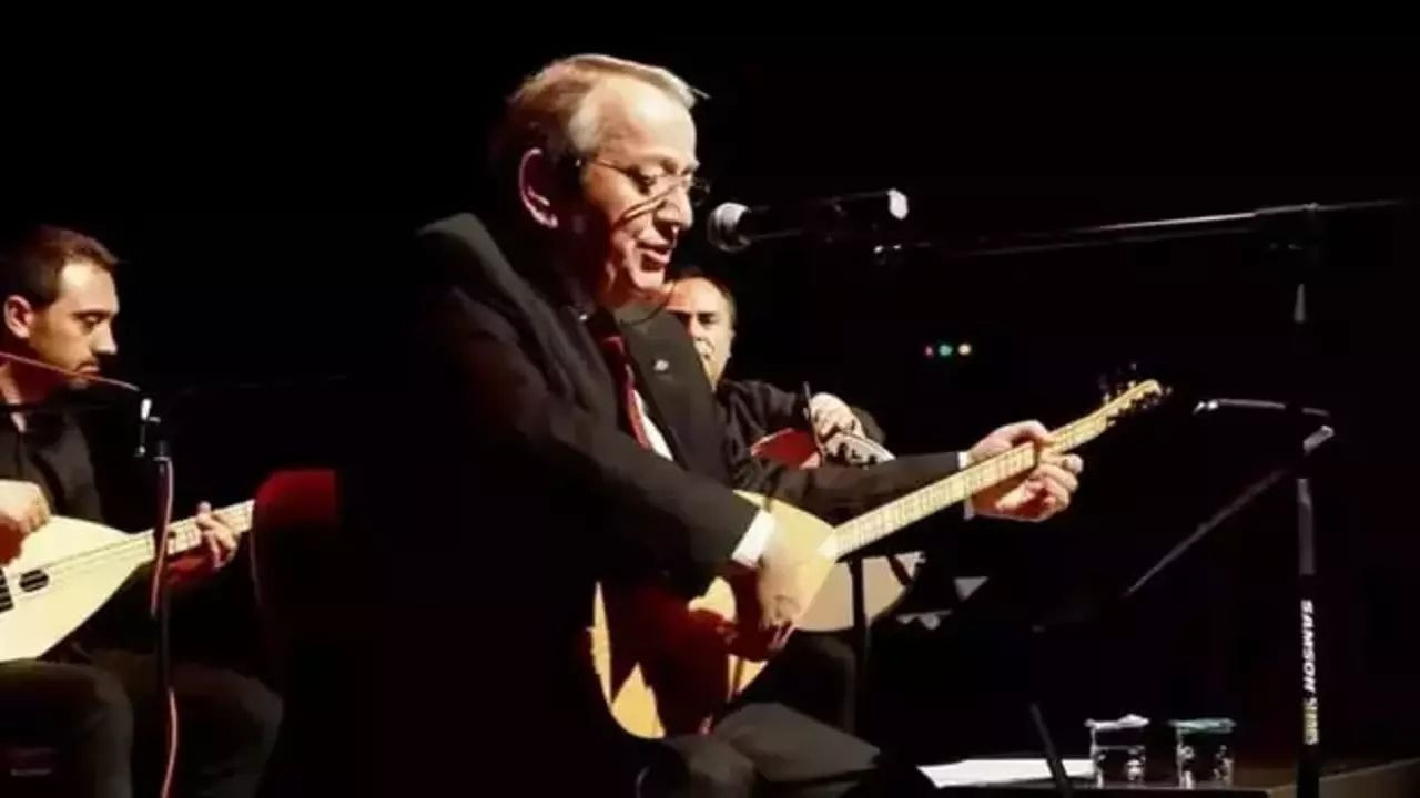 Türk halk müziği sanatçısı Mehmet Erenler hastaneye kaldırıldı
