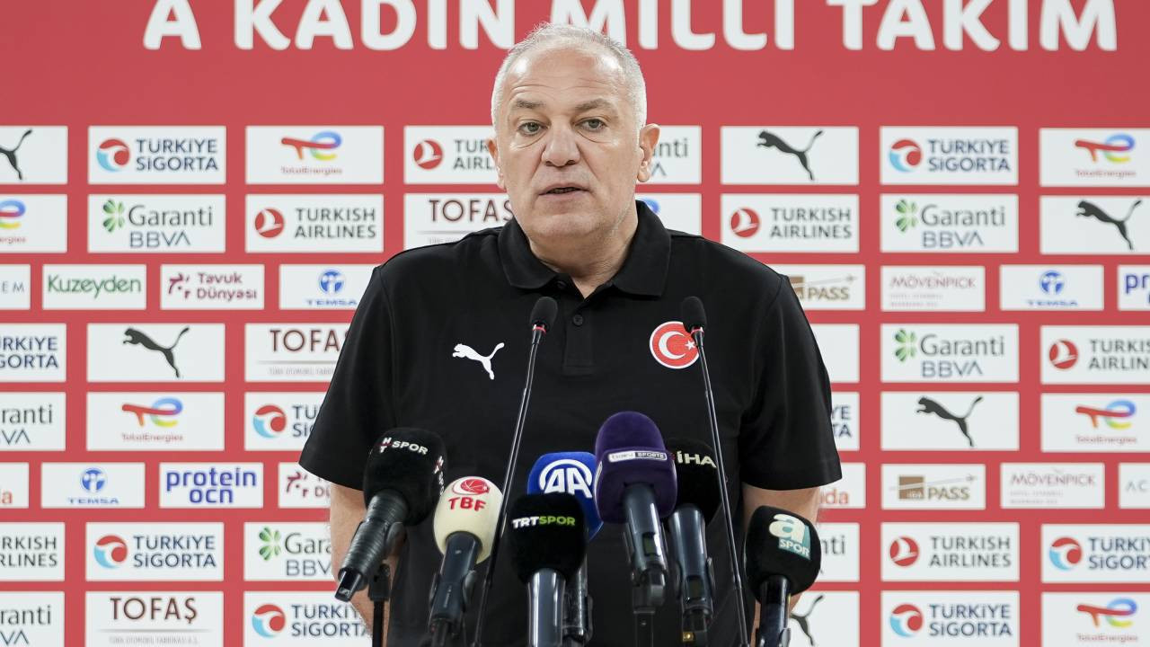 A Milli Kadın Basketbol Takımı Başantrenörü Ekrem Memnun: 'Tek amacımız gruptan çıkarak çeyrek final maçını oynamak'