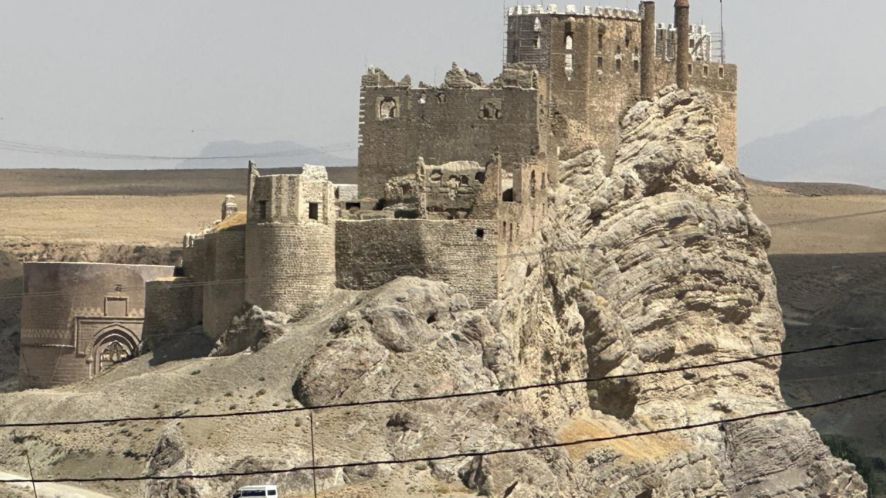 Dünyadaki sayılı kalelerden biri! Şato planlı kale Van'da yer alıyor: Hoşap Kalesi