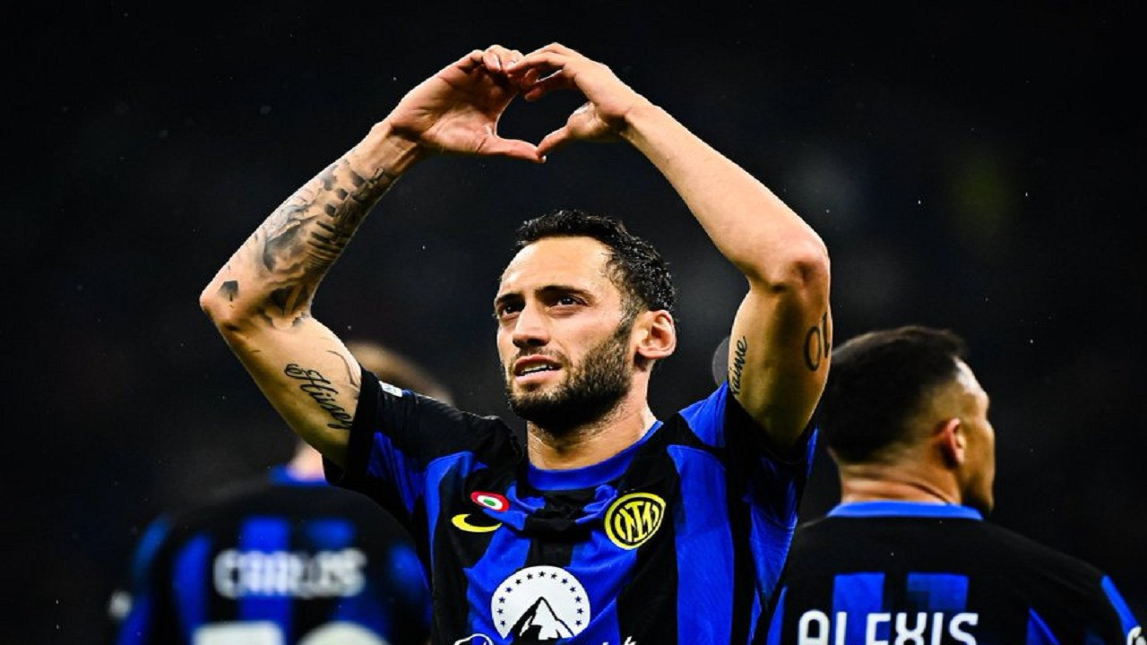 Hakan Çalhanoğlu'nun babası paylaştı: 'Geliyoruz'