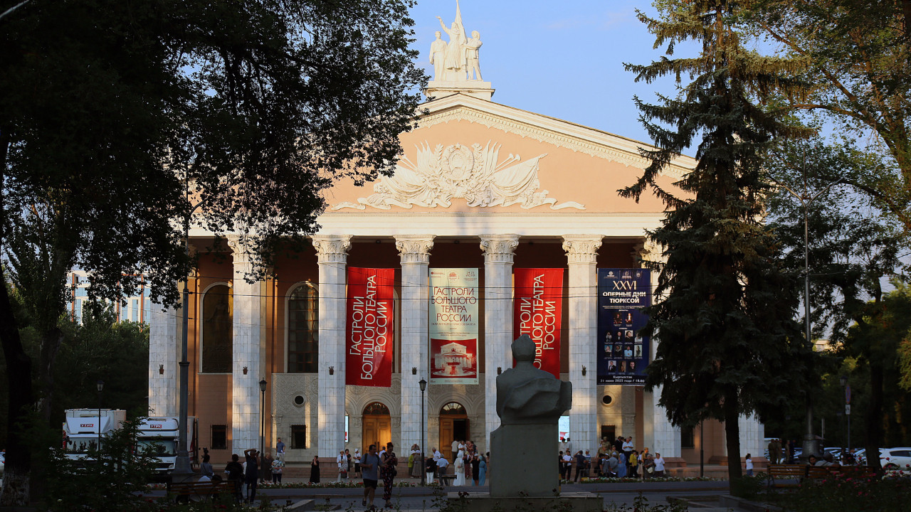 Türk dünyasının opera sanatçıları Kırgızistan'da sahnede