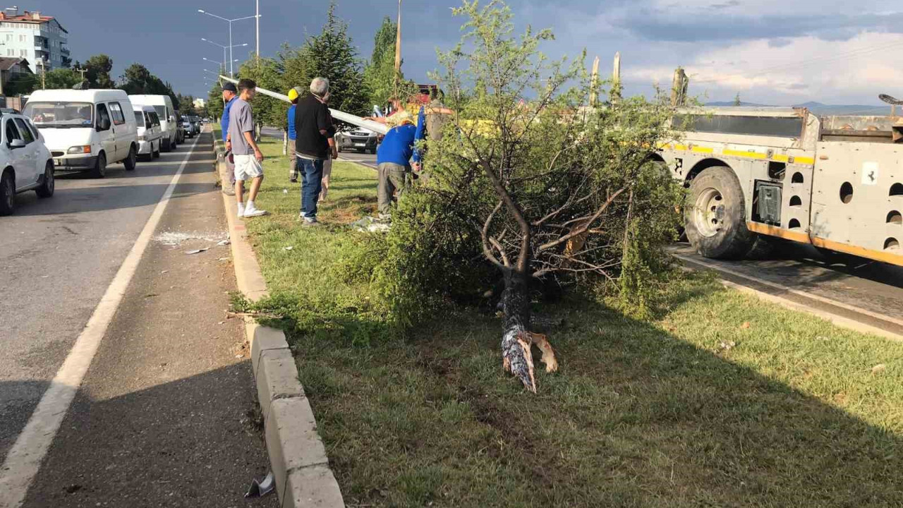 Uşak'ta iki araç kafa kafaya çarpıştı: 1 ölü 1 yaralı